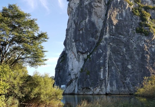 Скала Пржевальского и пещеры рядом